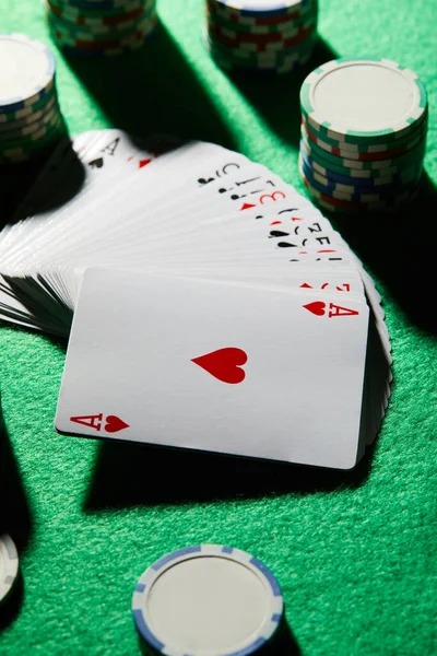 Live Texas Hold'em table at shiojitu with dealer, community cards, and multiple player seats visible